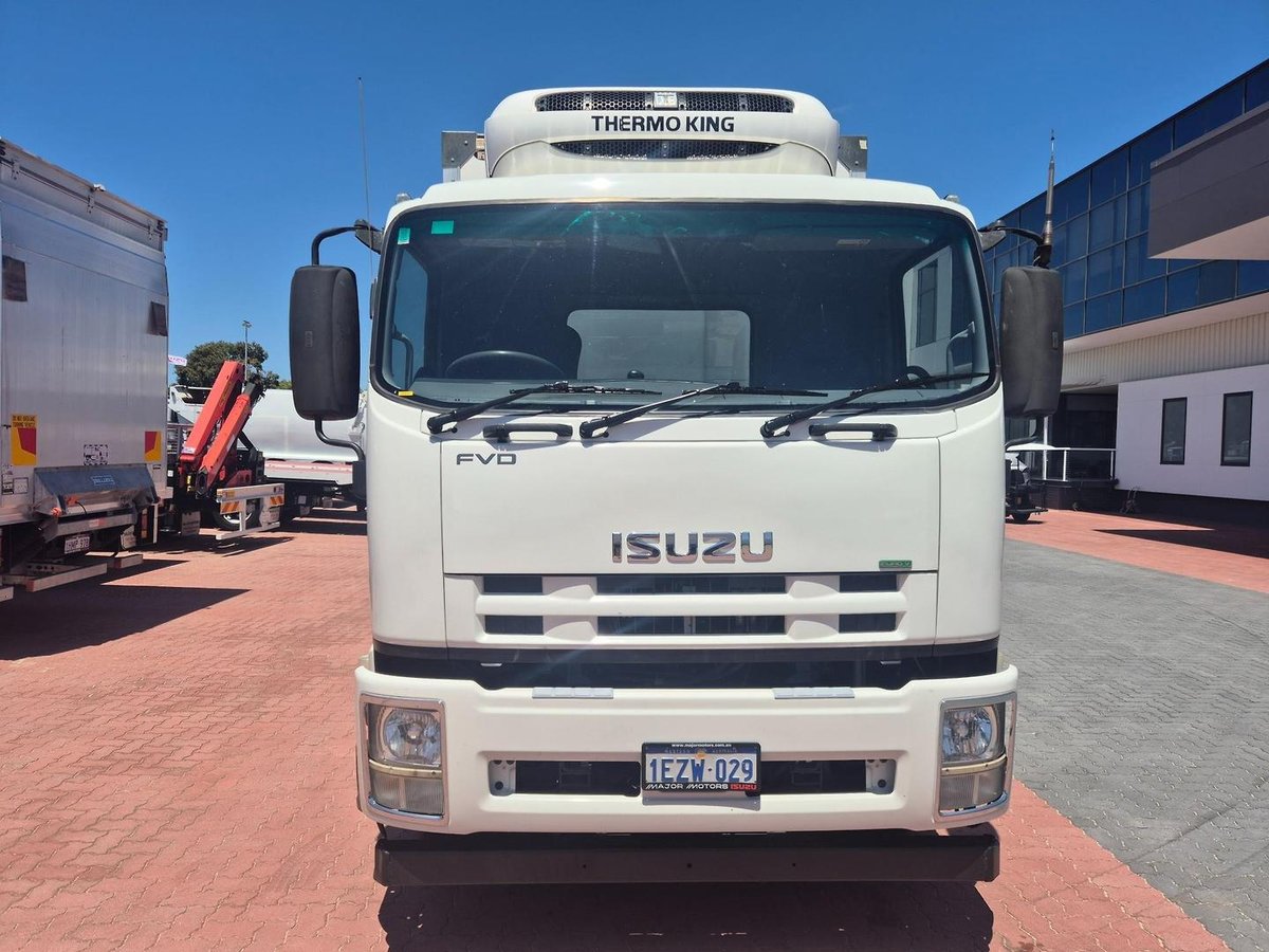 2015 Isuzu Fvd1000 Auto 50Cm3 Van And Lift image 18