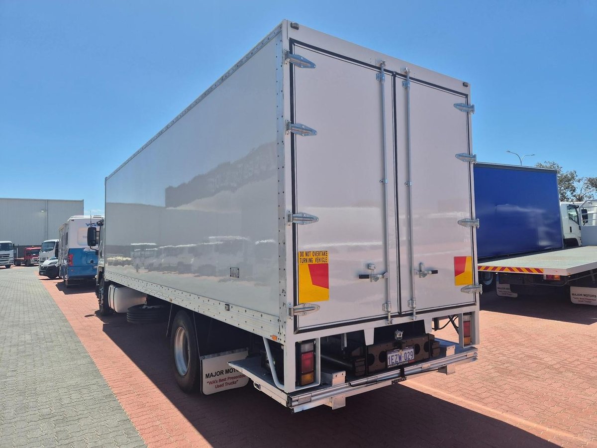 2015 Isuzu Fvd1000 Auto 50Cm3 Van And Lift image 20