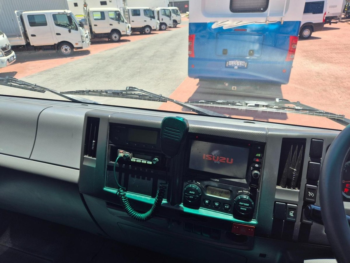 2015 Isuzu Fvd1000 Auto 50Cm3 Van And Lift image 12