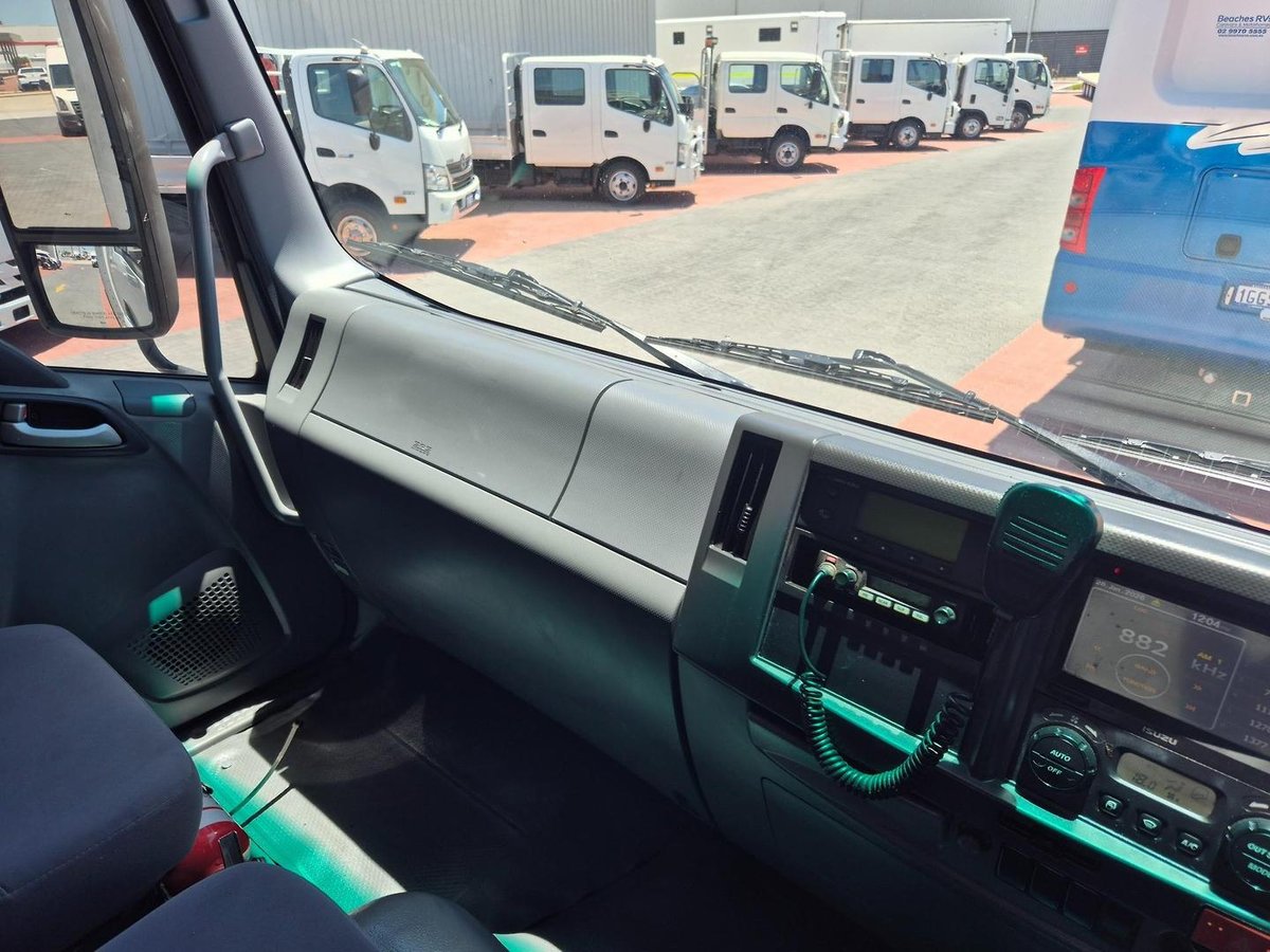 2015 Isuzu Fvd1000 Auto 50Cm3 Van And Lift image 24