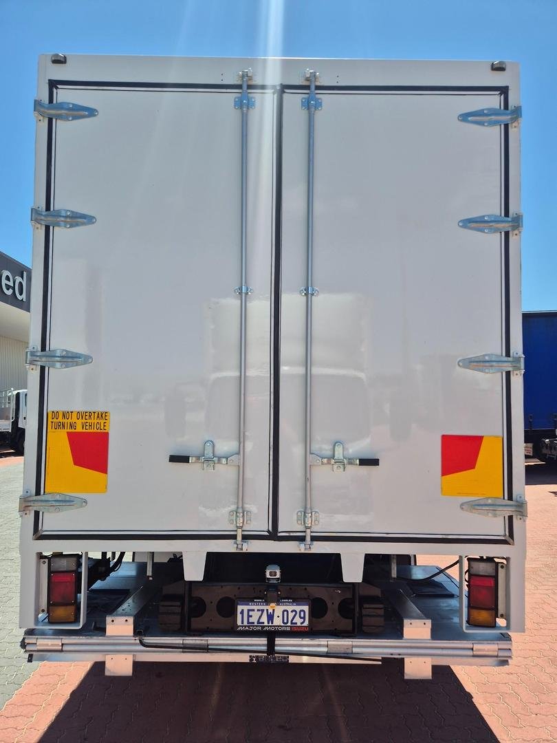 2015 Isuzu Fvd1000 Auto 50Cm3 Van And Lift image 8