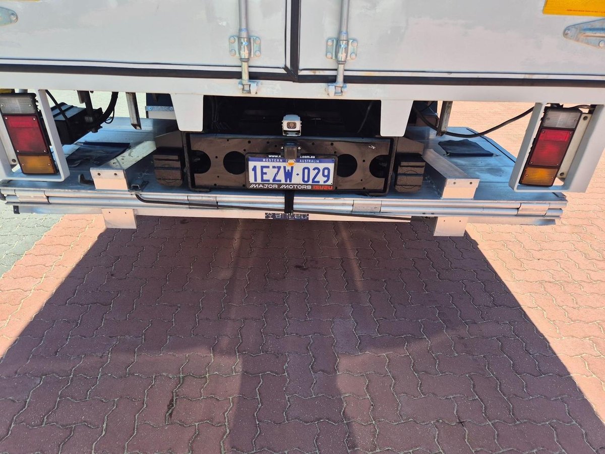2015 Isuzu Fvd1000 Auto 50Cm3 Van And Lift image 15