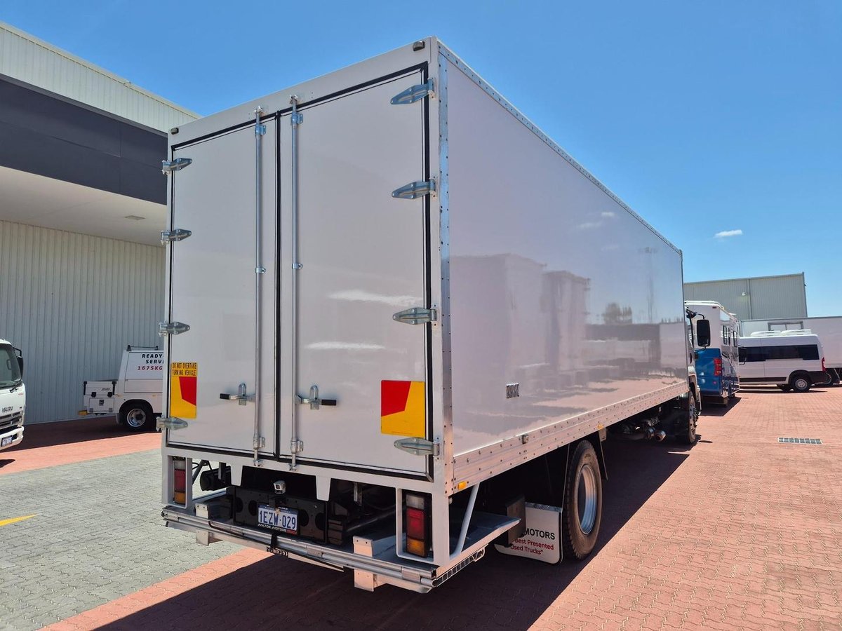 2015 Isuzu Fvd1000 Auto 50Cm3 Van And Lift image 16
