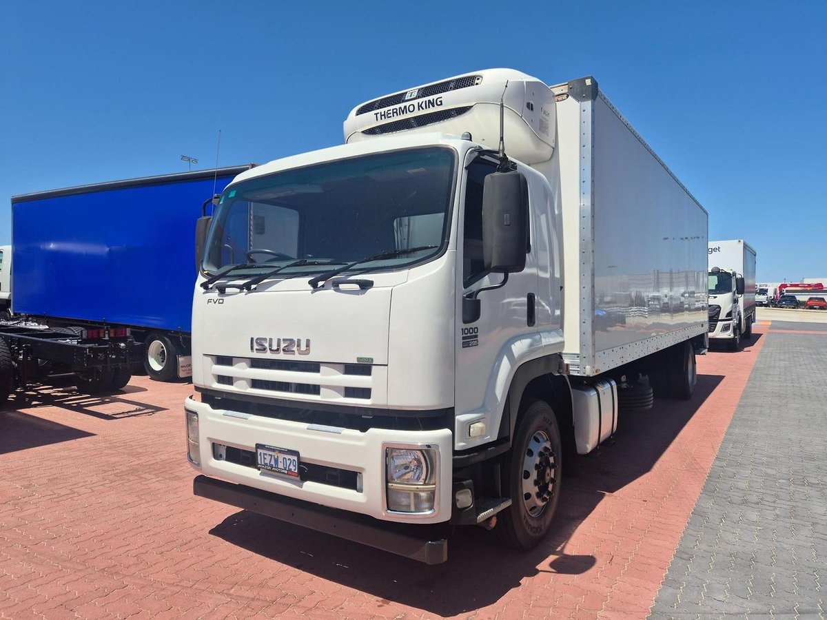 2015 Isuzu Fvd1000 Auto 50Cm3 Van And Lift image 19