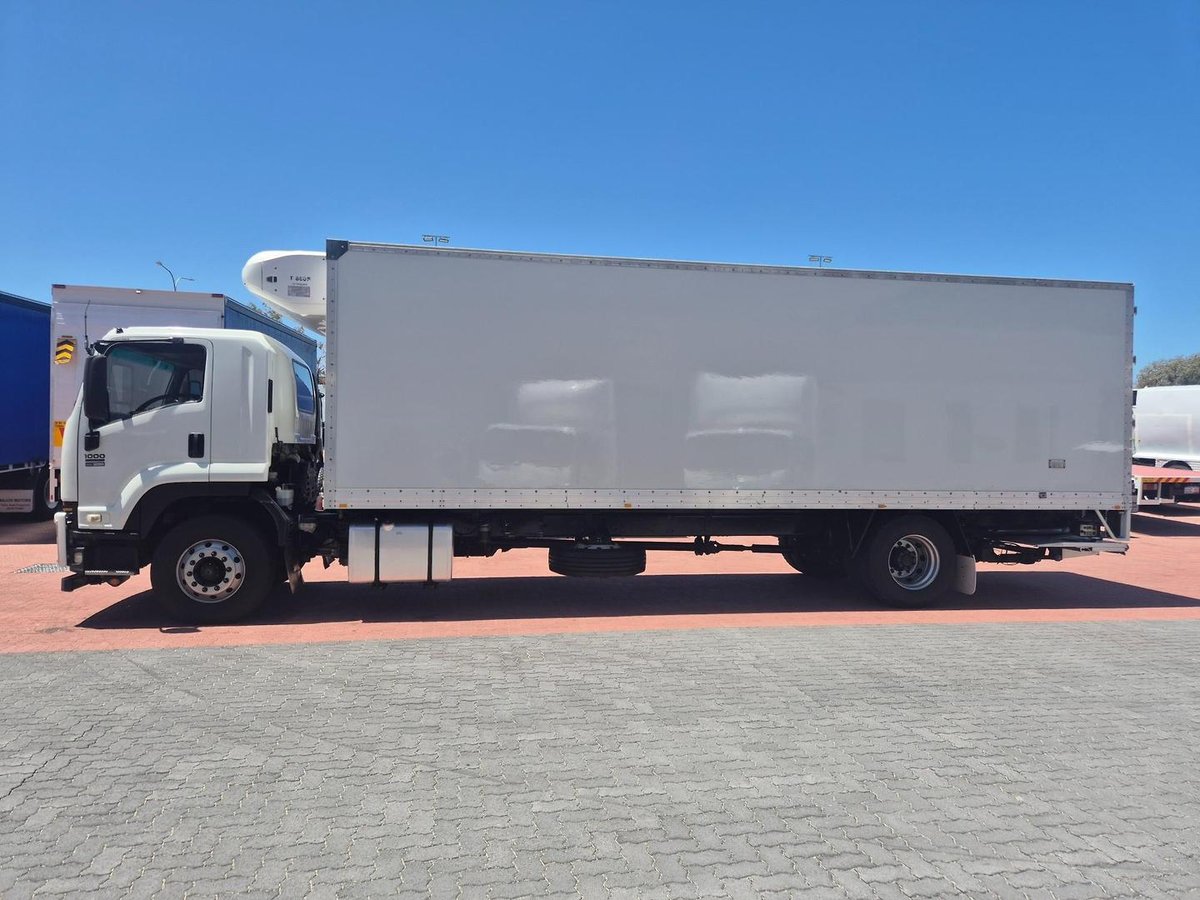 2015 Isuzu Fvd1000 Auto 50Cm3 Van And Lift image 17