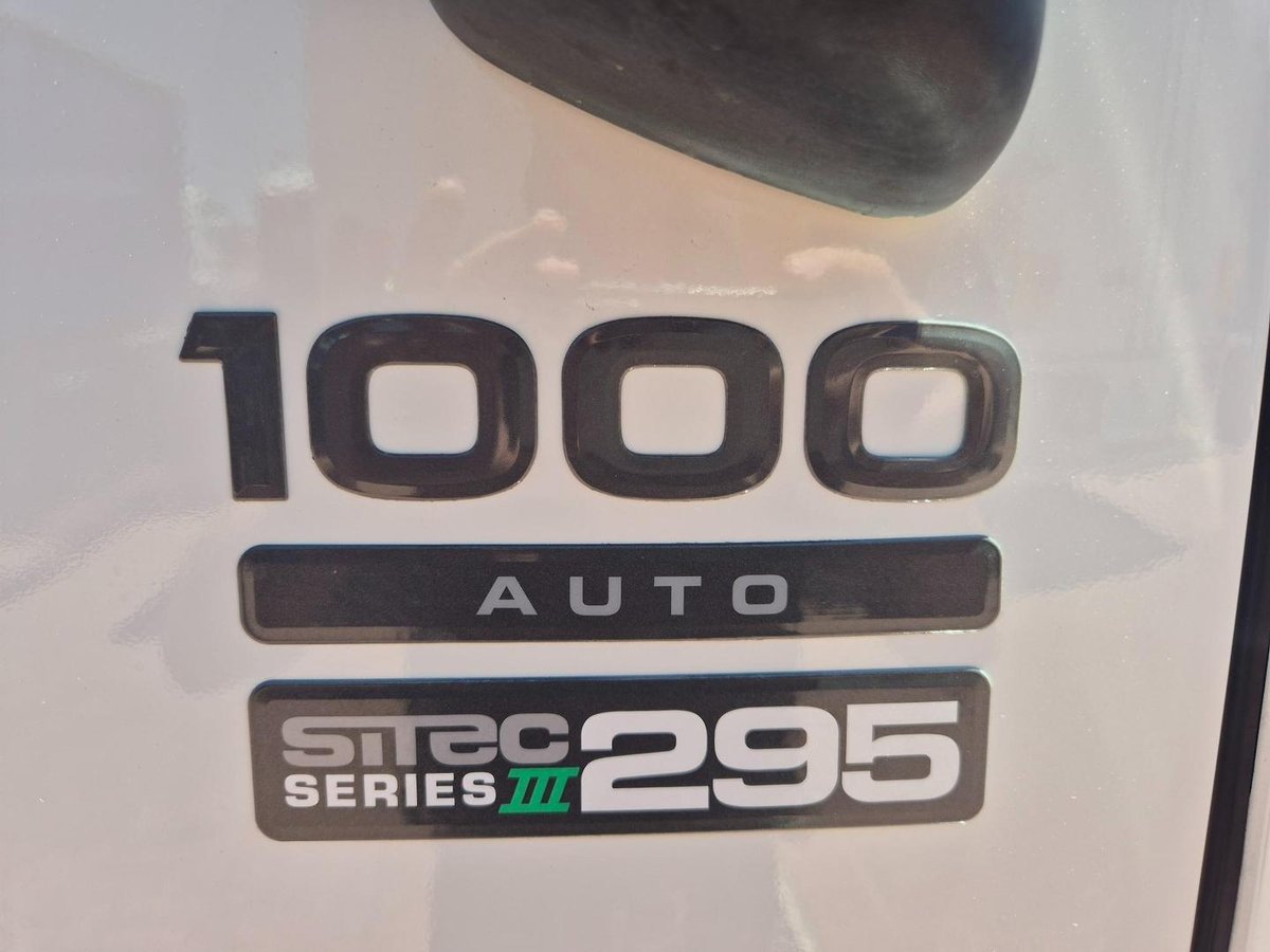 2015 Isuzu Fvd1000 Auto 50Cm3 Van And Lift image 5