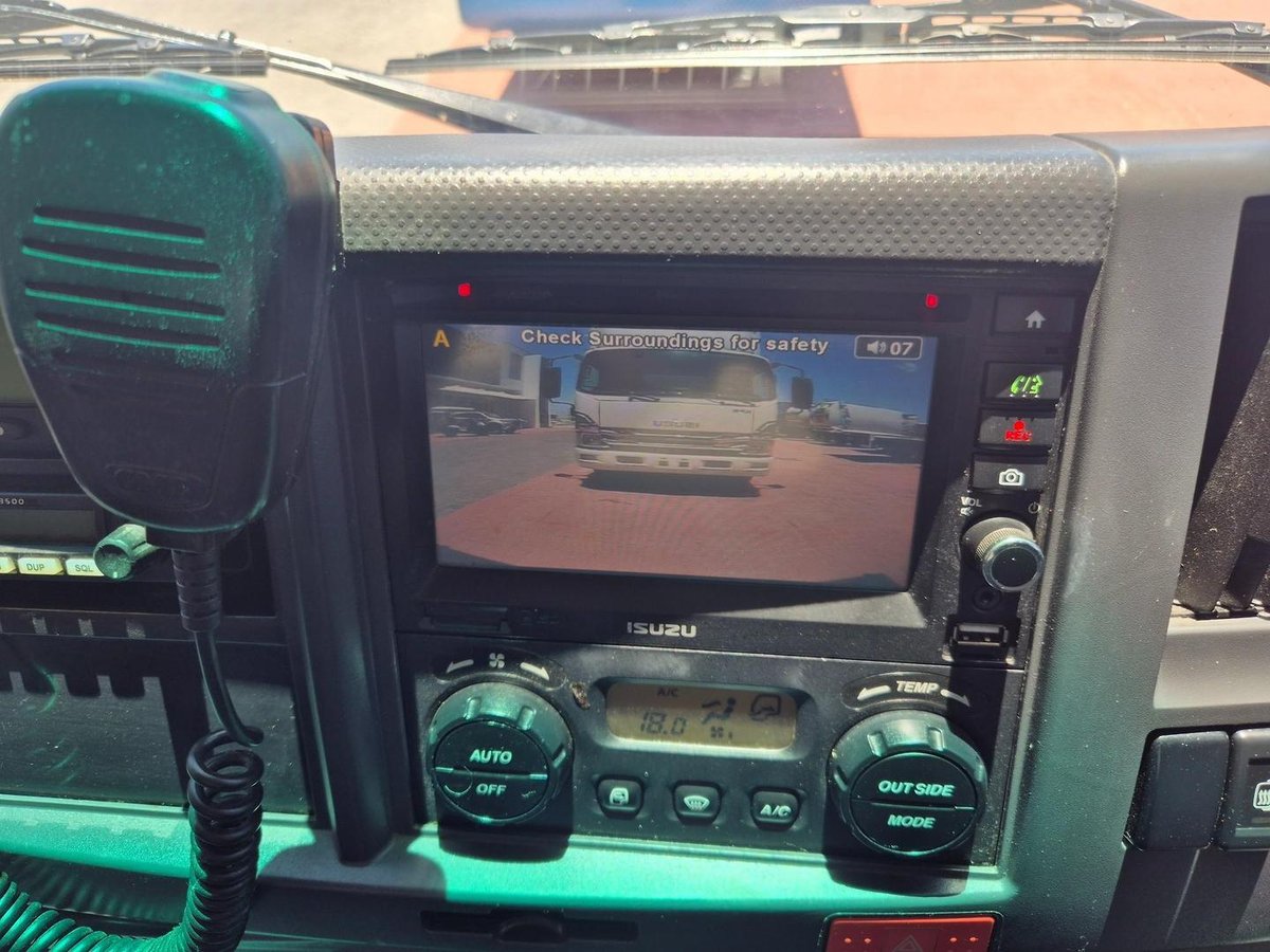 2015 Isuzu Fvd1000 Auto 50Cm3 Van And Lift image 7