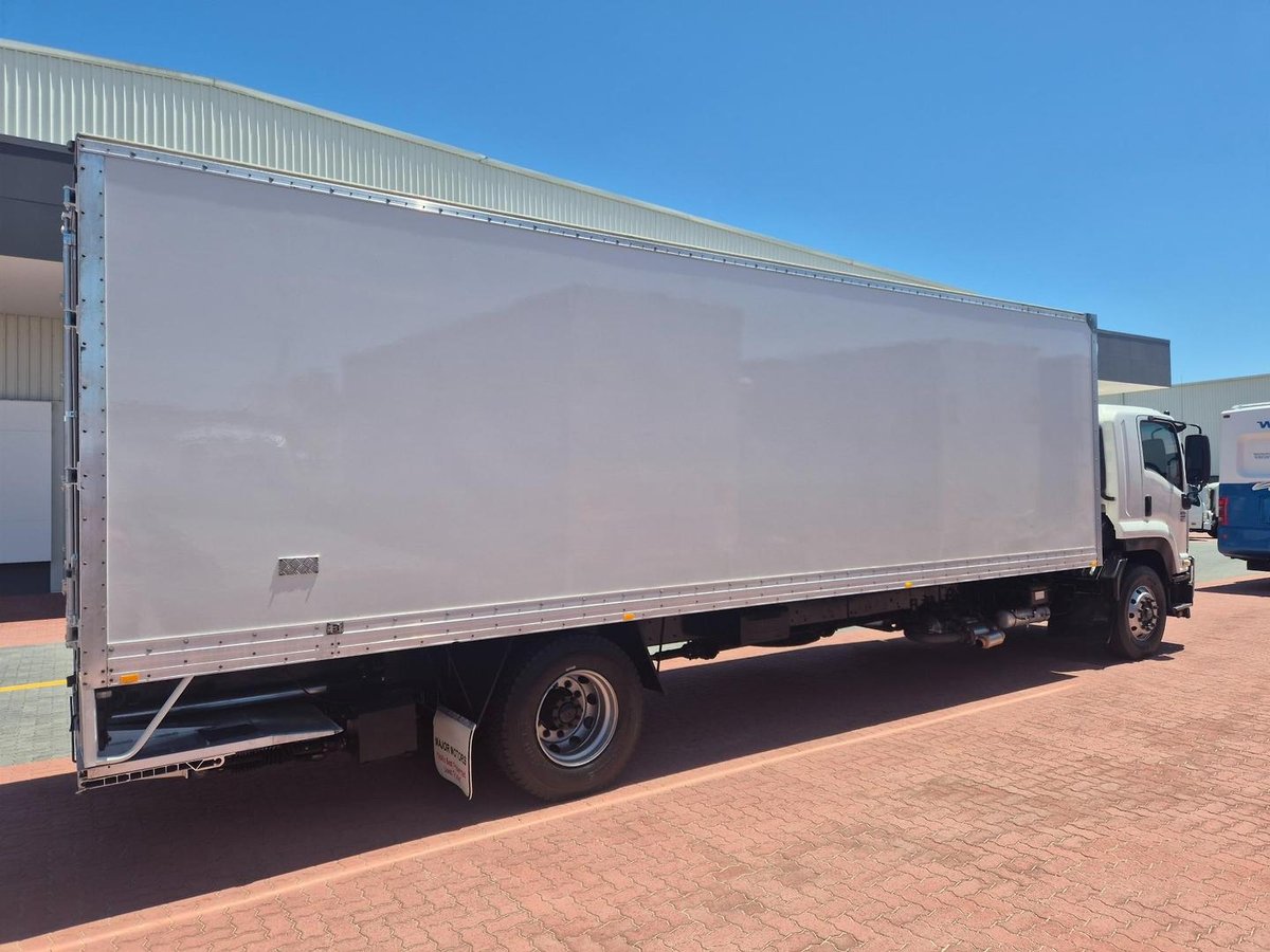 2015 Isuzu Fvd1000 Auto 50Cm3 Van And Lift image 22
