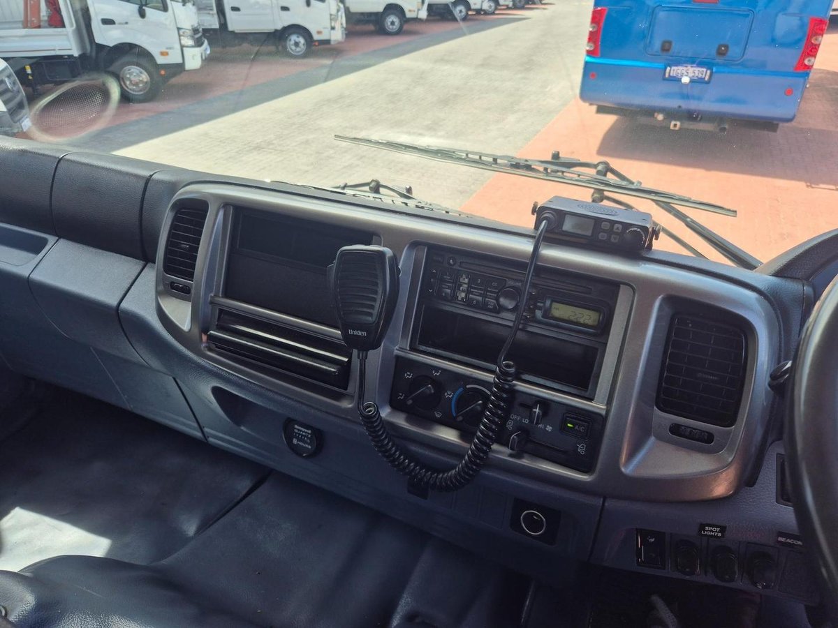 2009 Hino Gt 1322-500 Series 4X4 Tray And Crane image 5