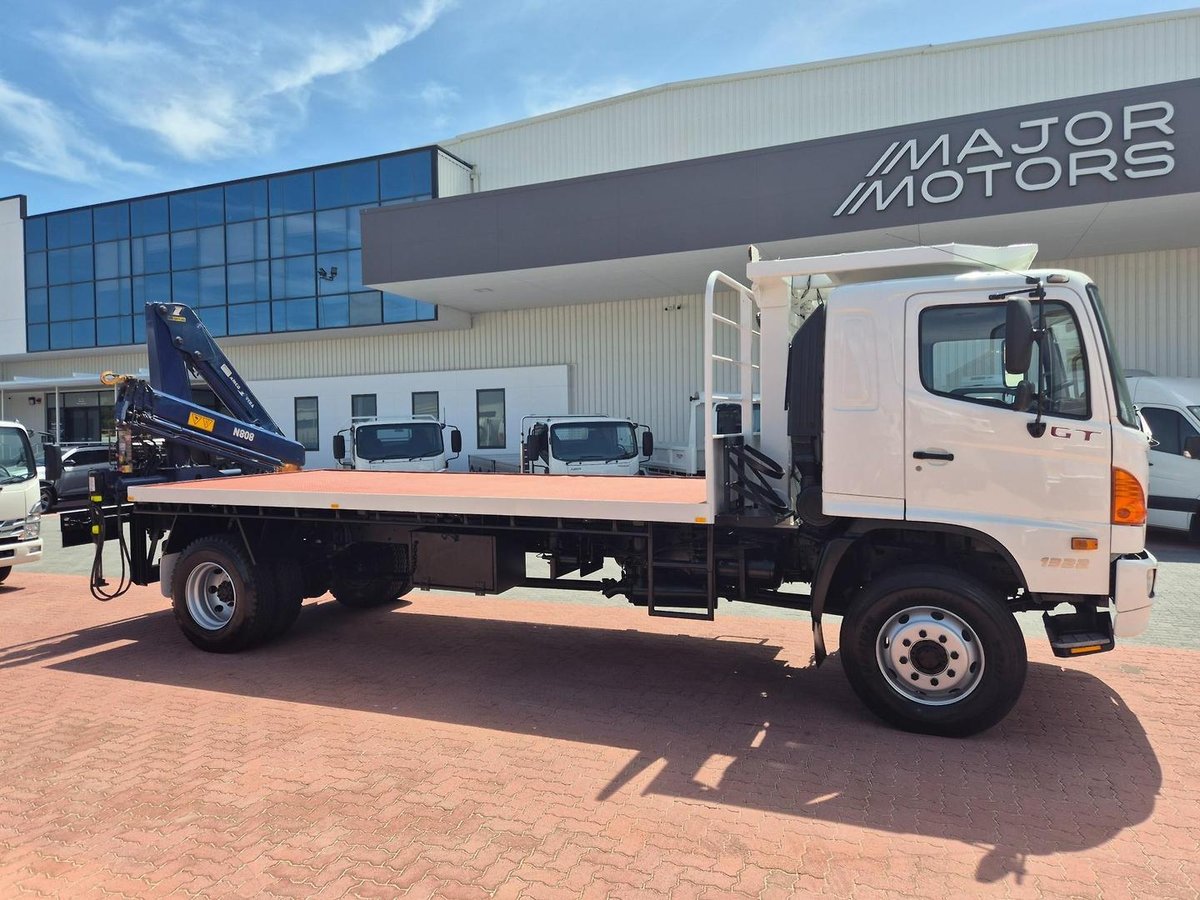 2009 Hino Gt 1322-500 Series 4X4 Tray And Crane image 24