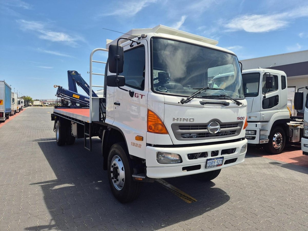 2009 Hino Gt 1322-500 Series 4X4 Tray And Crane image 2