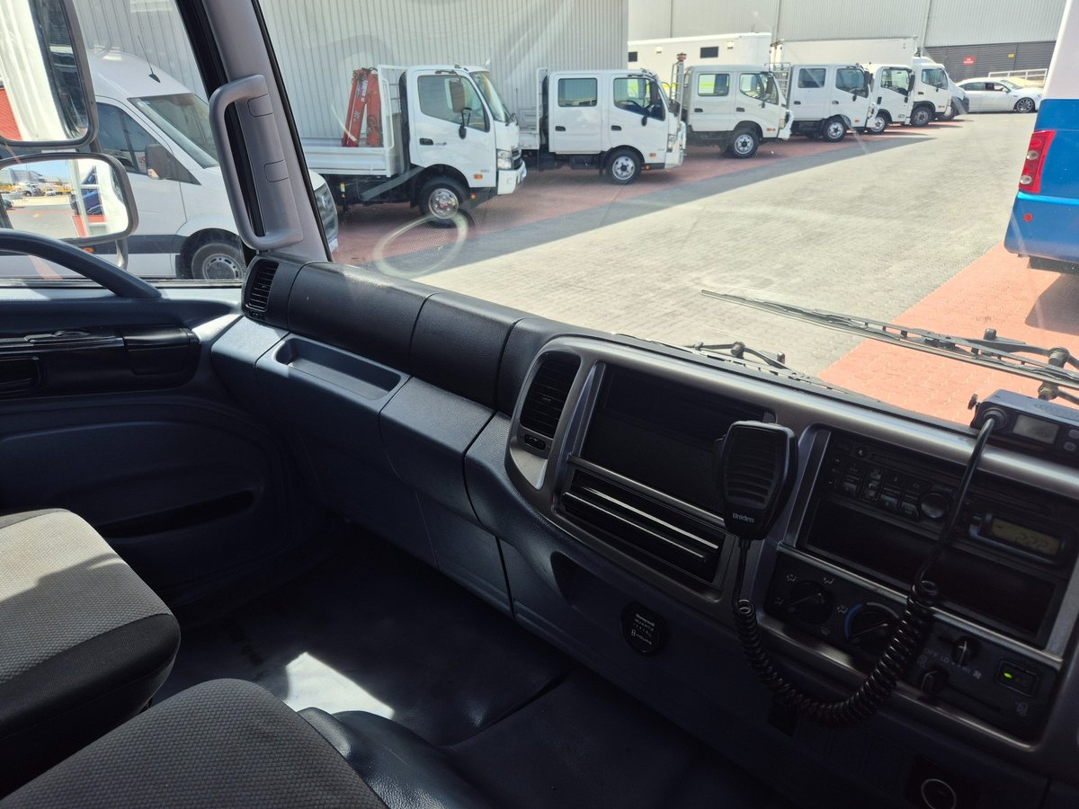 2009 Hino Gt 1322-500 Series 4x4 Tray And Crane image 3
