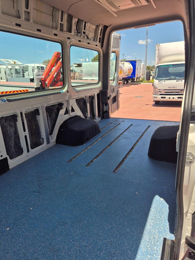 2010 Volkswagen Crafter Lwb High Roof Van image 17
