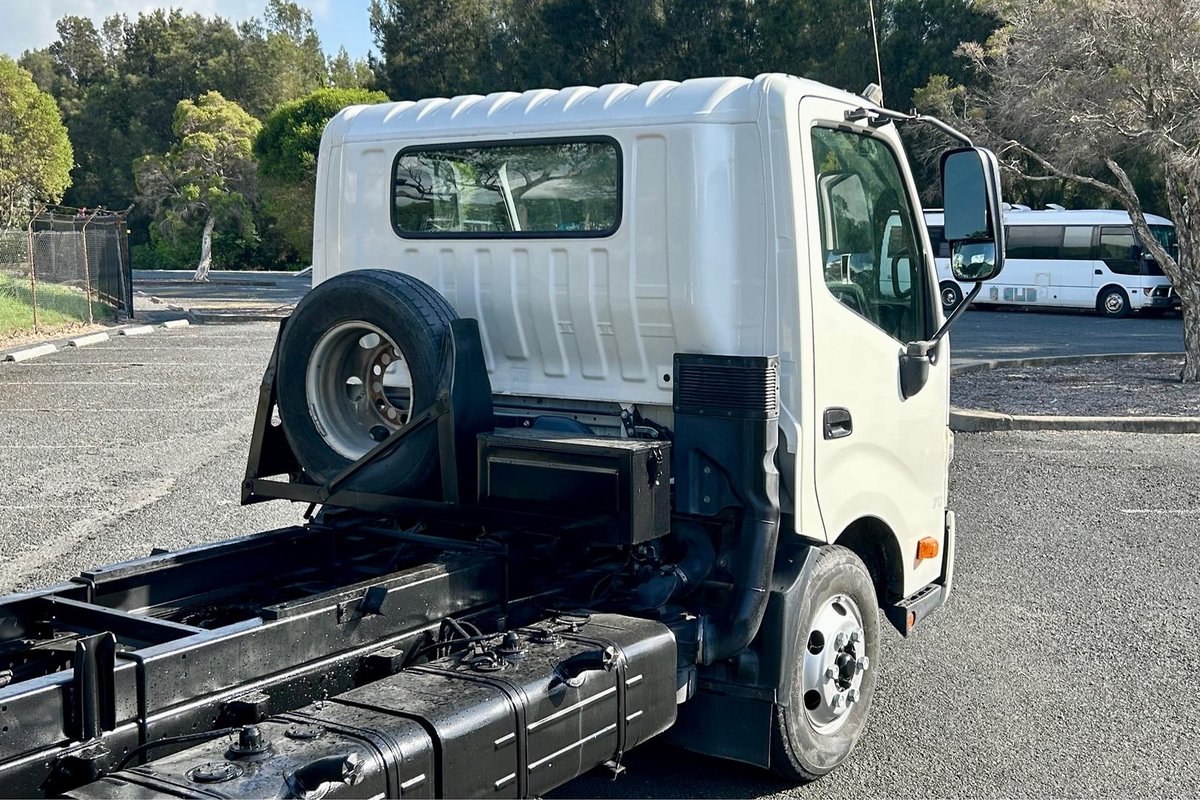 2014 Hino 717 - 300 Series Manual image 25