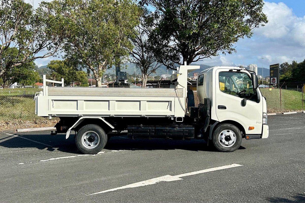 2014 Hino 717 - 300 Series Manual image 2