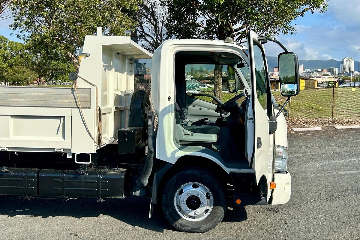 2014 Hino 717 - 300 Series Manual image 11