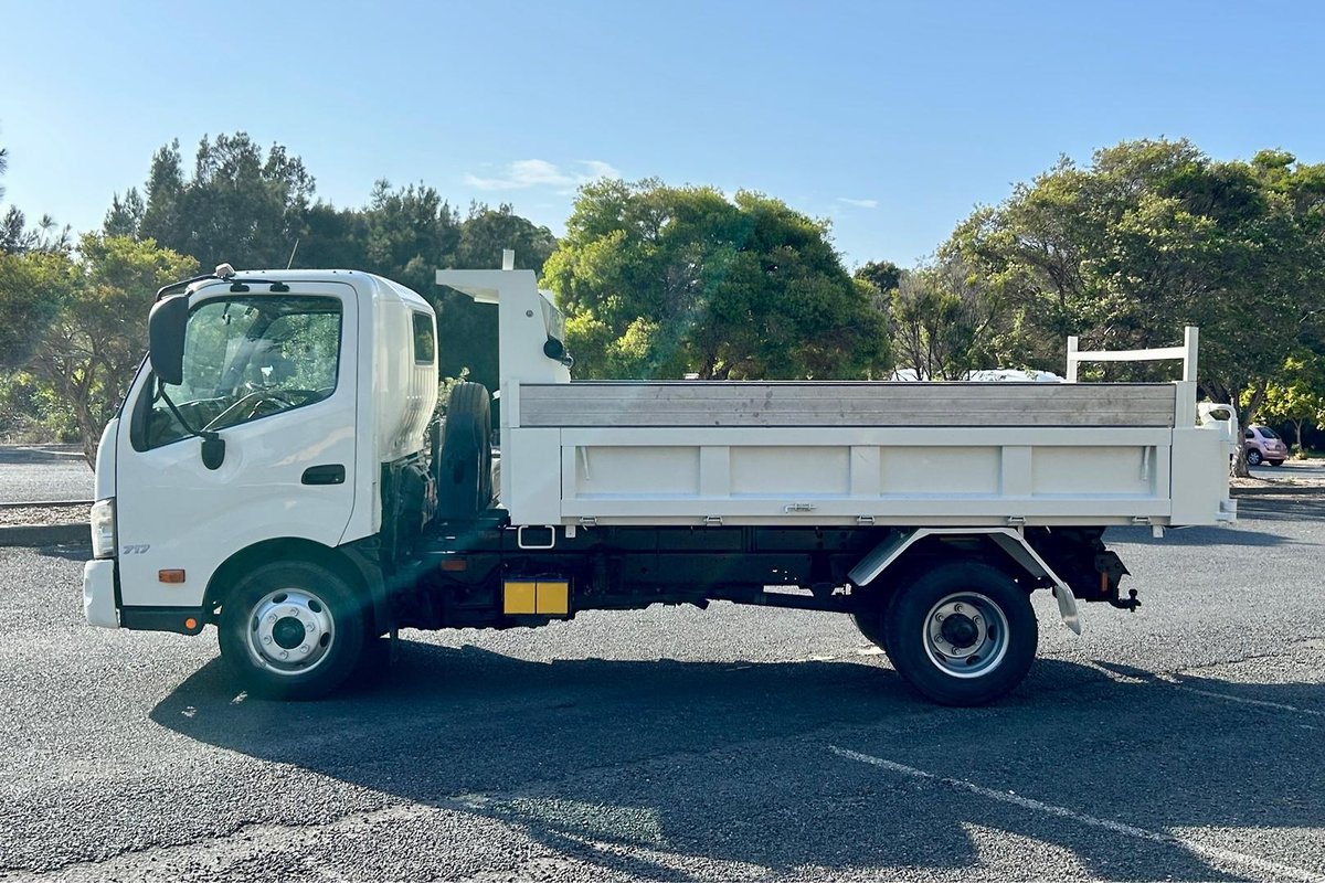 2014 Hino 717 - 300 Series Manual image 6