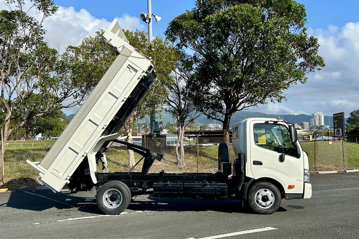 2014 Hino 717 - 300 Series Manual image 15