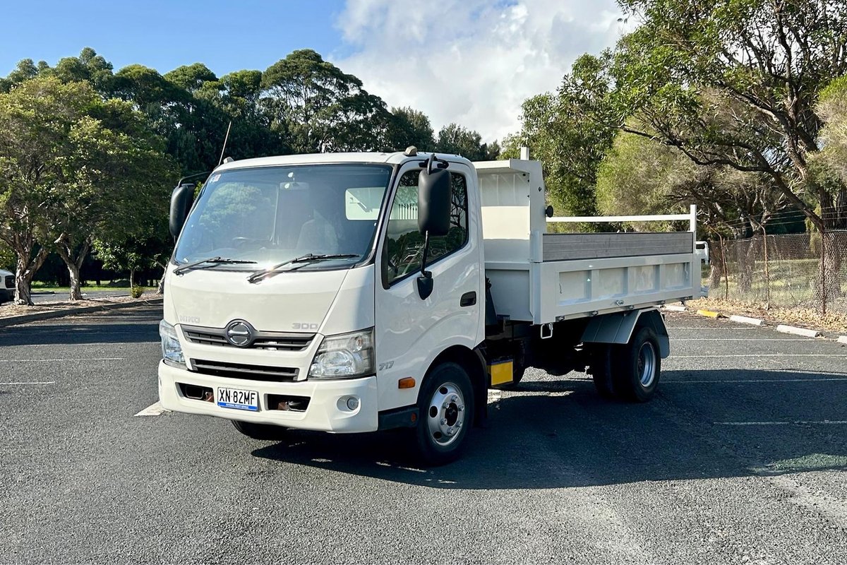 2014 Hino 717 - 300 Series Manual image 7
