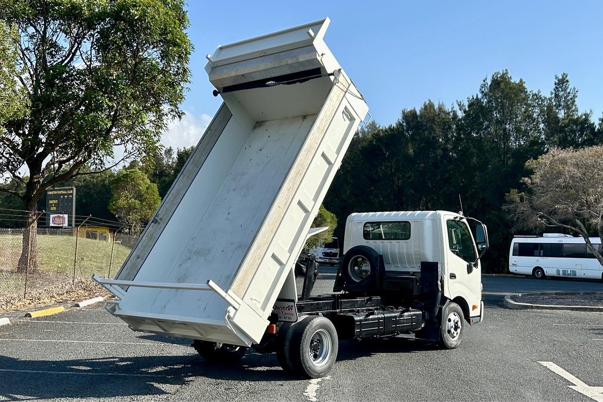 2014 Hino 717 - 300 Series Manual image 17