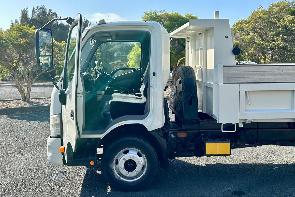 2014 Hino 717 - 300 Series Manual image 12