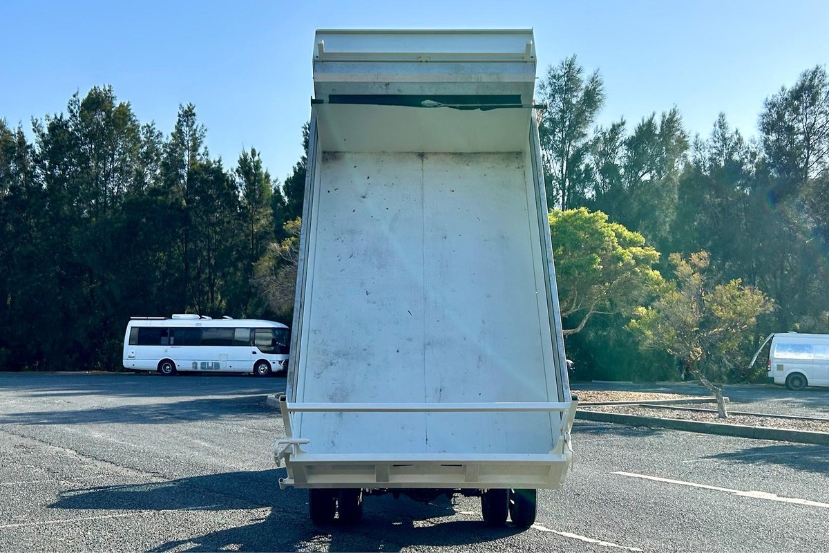 2014 Hino 717 - 300 Series Manual image 18