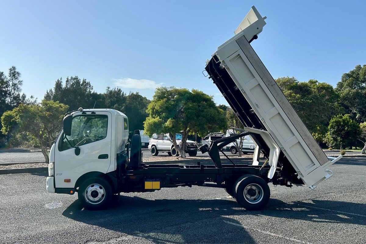 2014 Hino 717 - 300 Series Manual image 20