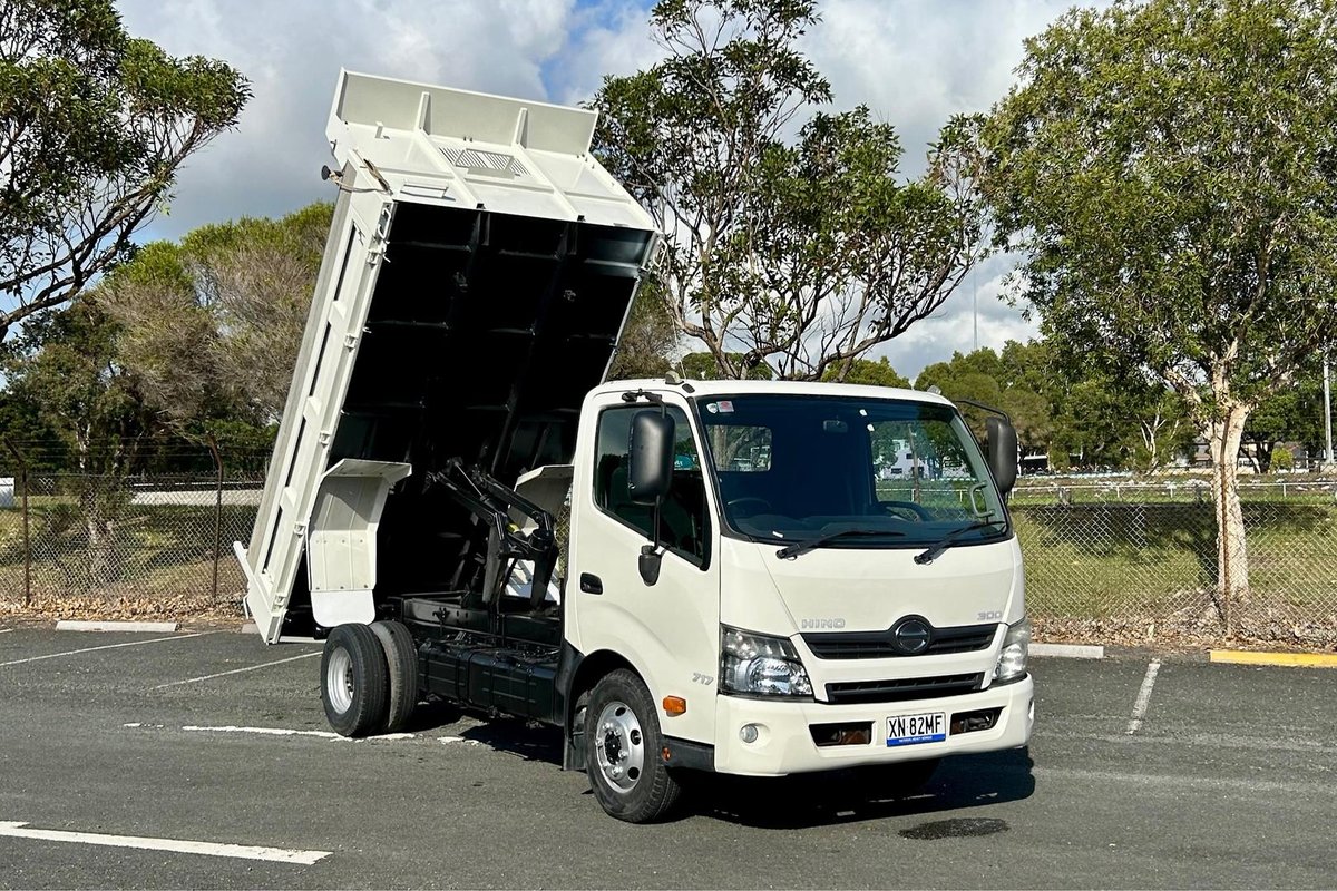 2014 Hino 717 - 300 Series Manual image 14