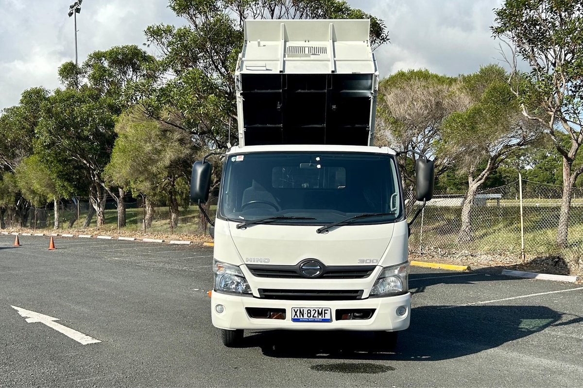 2014 Hino 717 - 300 Series Manual image 23