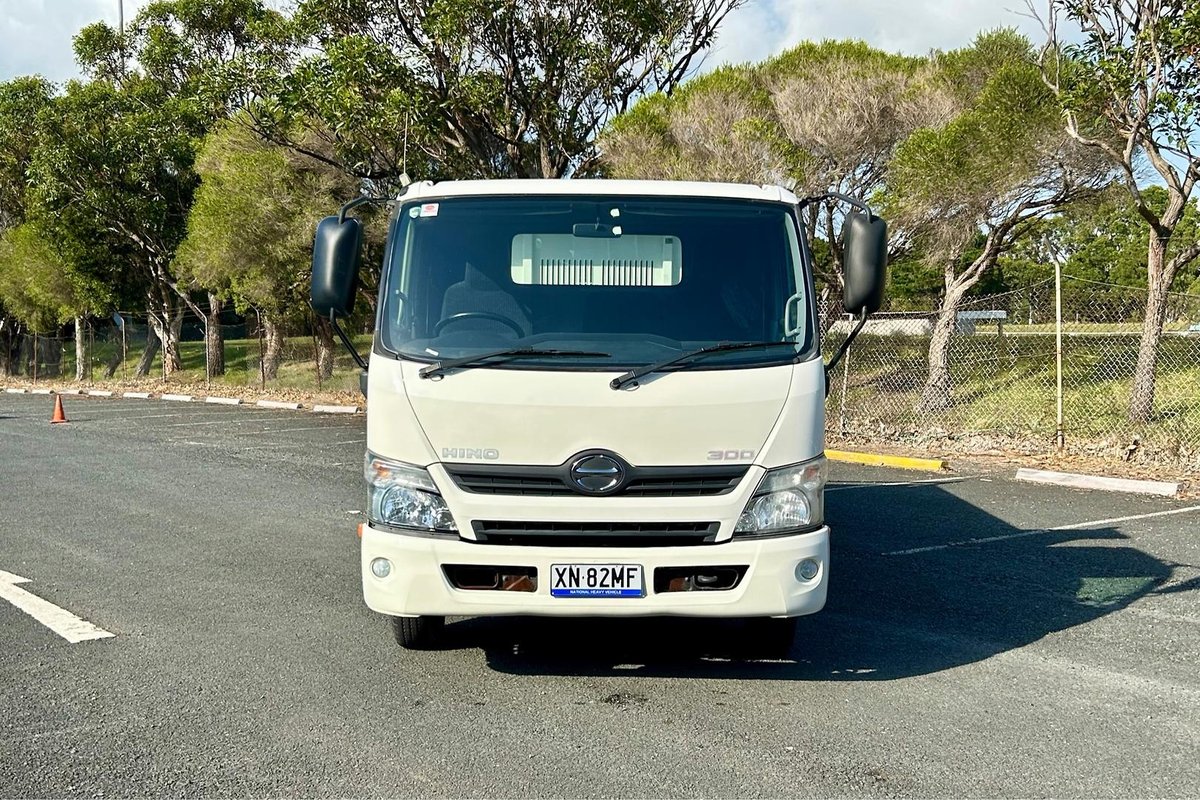 2014 Hino 717 - 300 Series Manual image 8