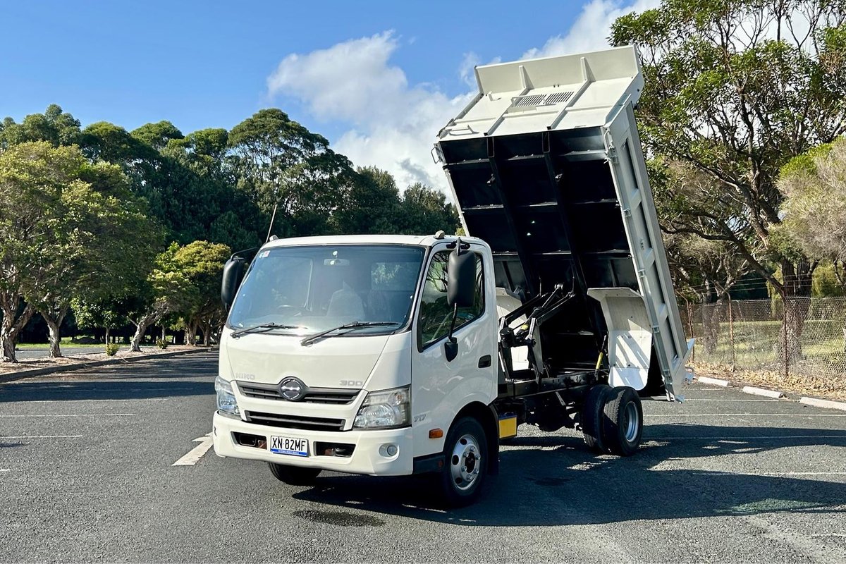 2014 Hino 717 - 300 Series Manual image 21