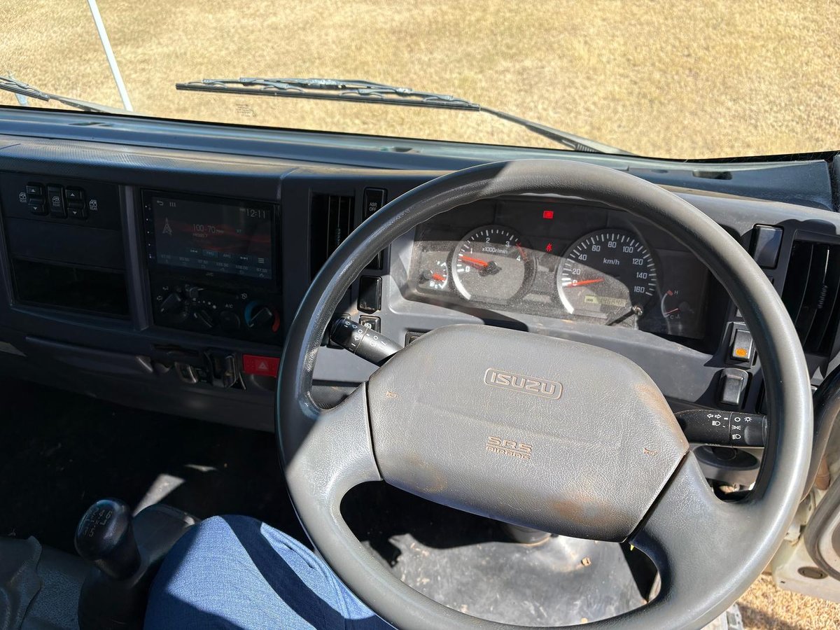 2011 Isuzu Npr 300 image 12