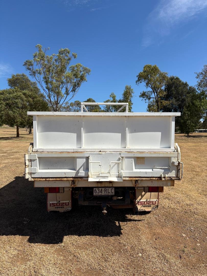 2011 Isuzu Npr 300 image 7