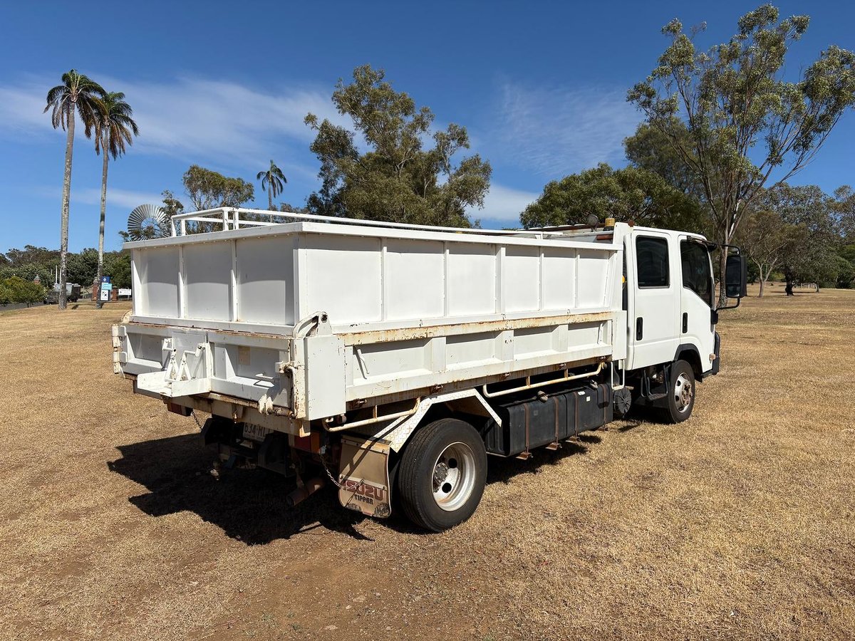2011 Isuzu Npr 300 image 8