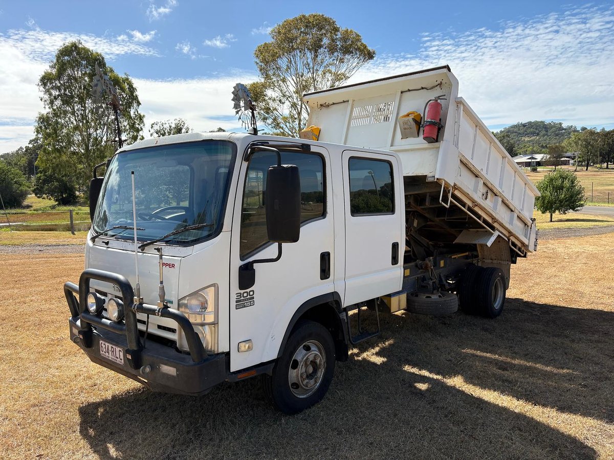 2011 Isuzu Npr 300 image 2