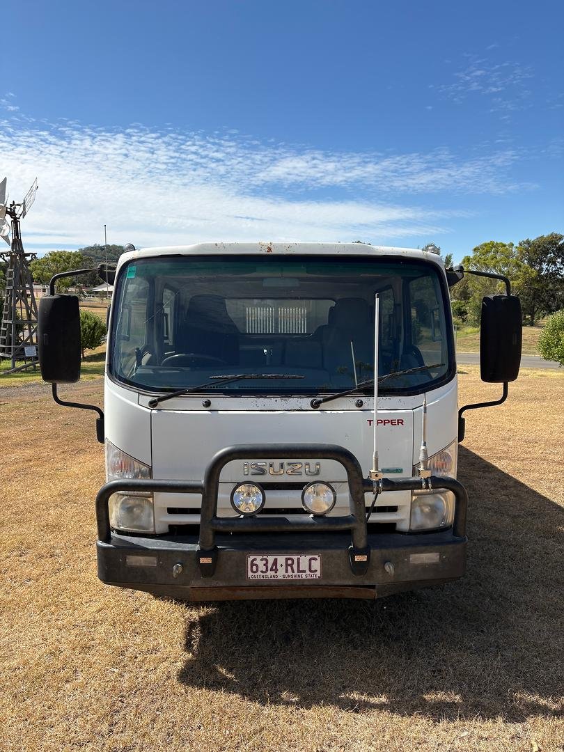 2011 Isuzu Npr 300 image 4