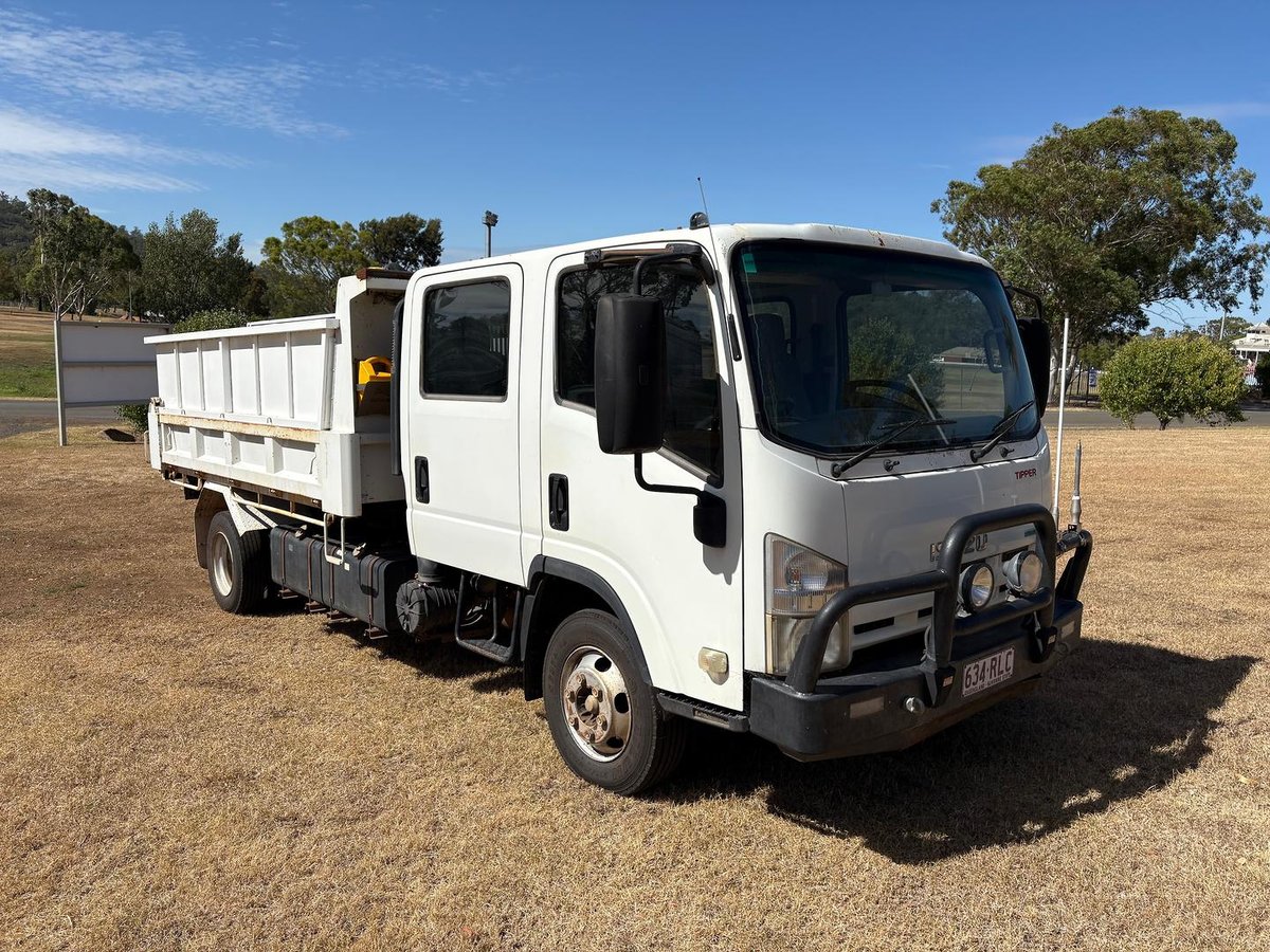 2011 Isuzu Npr 300 image 3