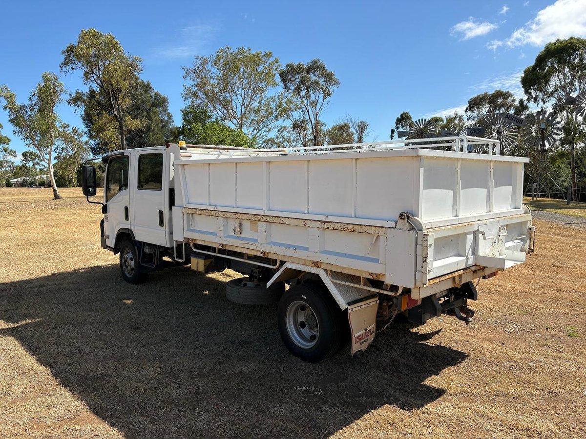 2011 Isuzu Npr 300 image 6