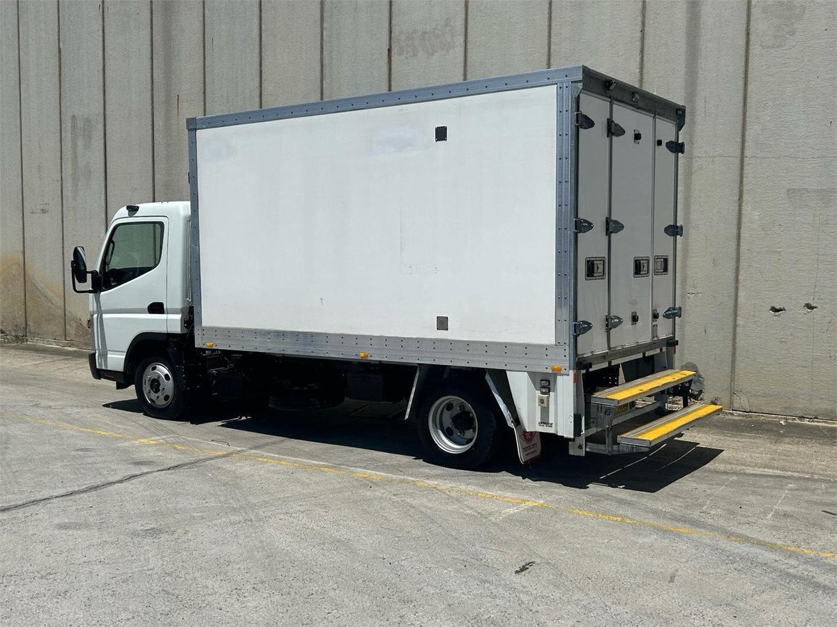 2016 Fuso Canter 515 image 4