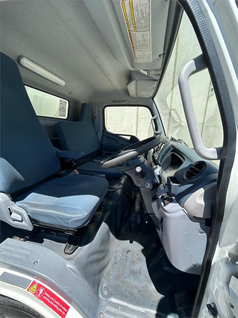 2016 Fuso Canter 515 image 16