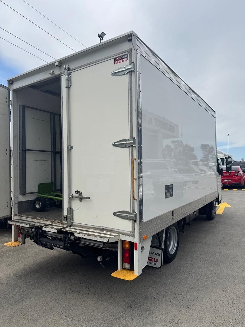 2022 Fuso Canter 515 image 16