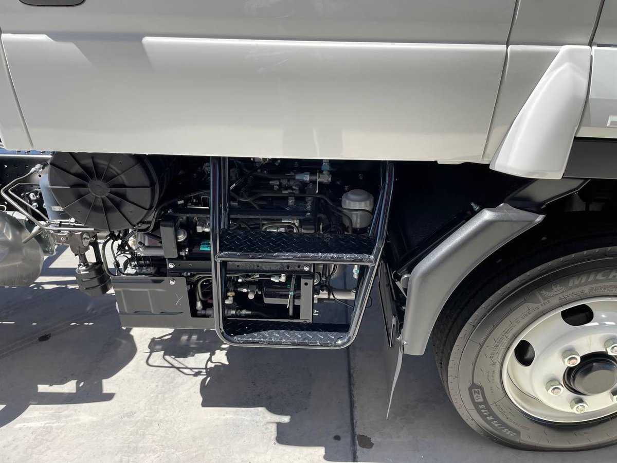 2025 Isuzu F Series image 10