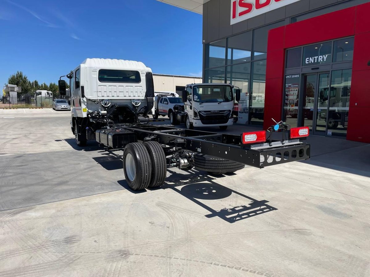 2025 Isuzu F Series image 5