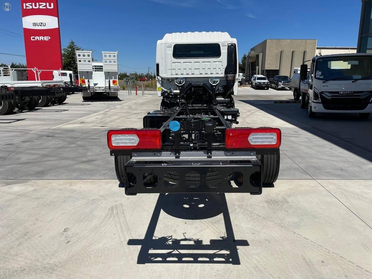 2025 Isuzu F Series image 6