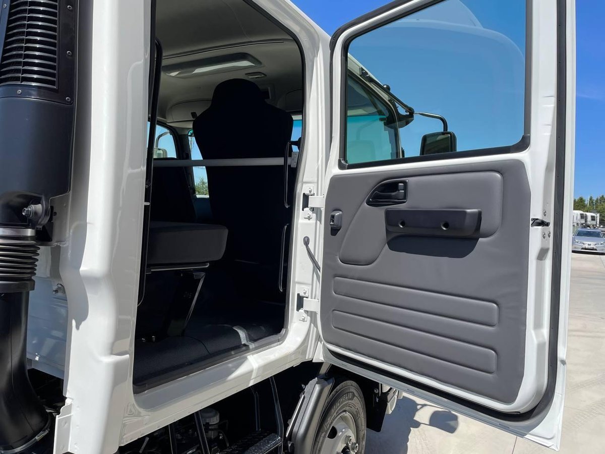 2025 Isuzu F Series image 17