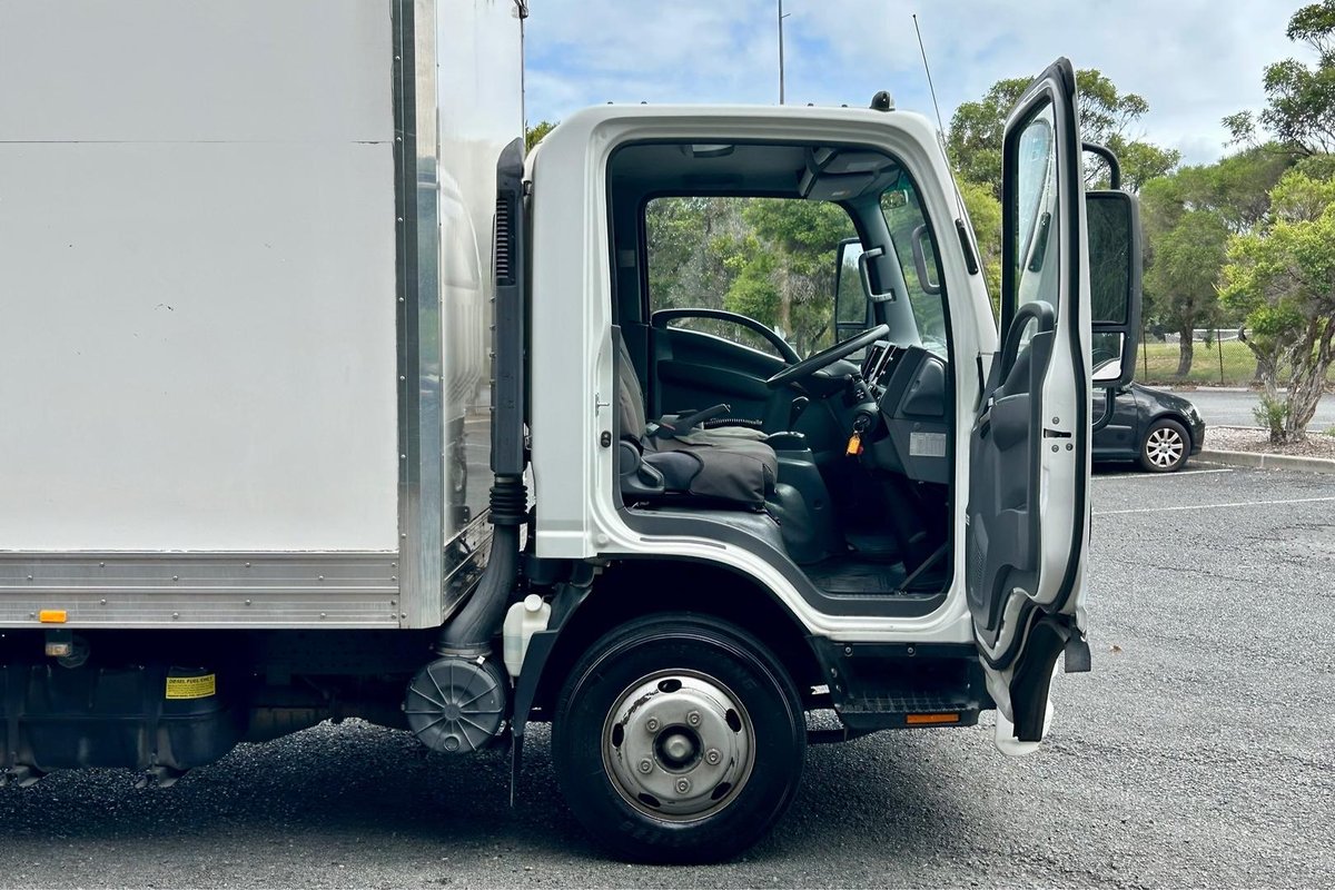 2020 Isuzu N Series NNR 45-150 image 22