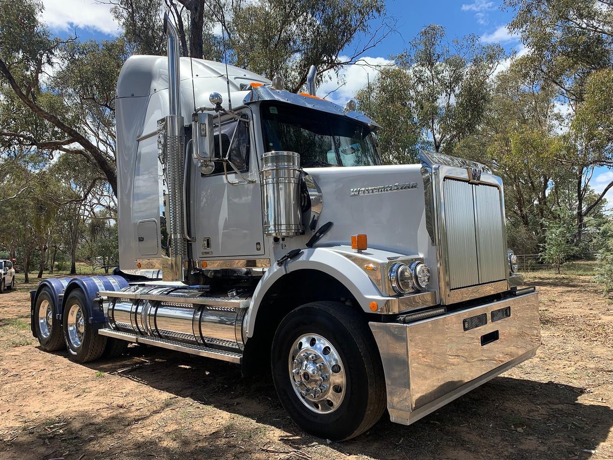 2018 Western Star 4800 Series 4800 FXB Silver