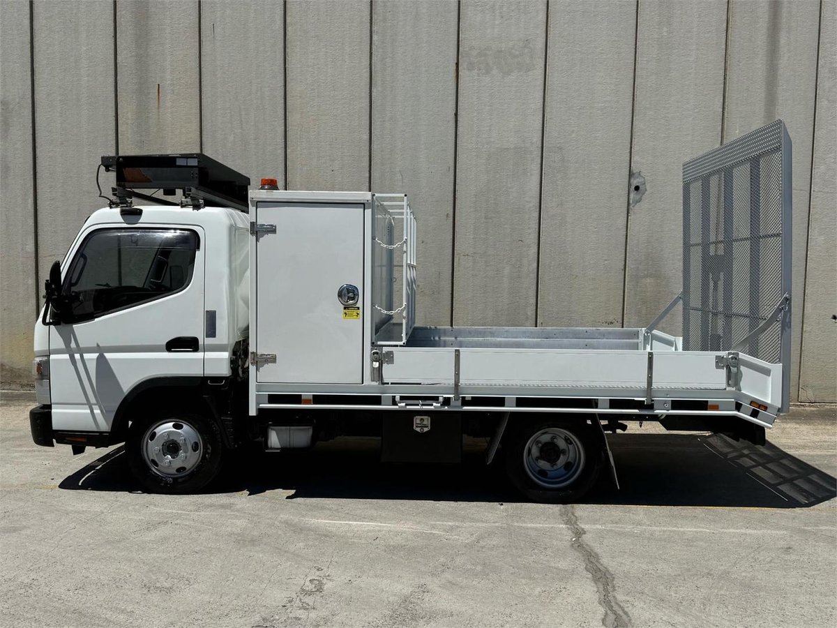 2016 Fuso Canter 515 image 2