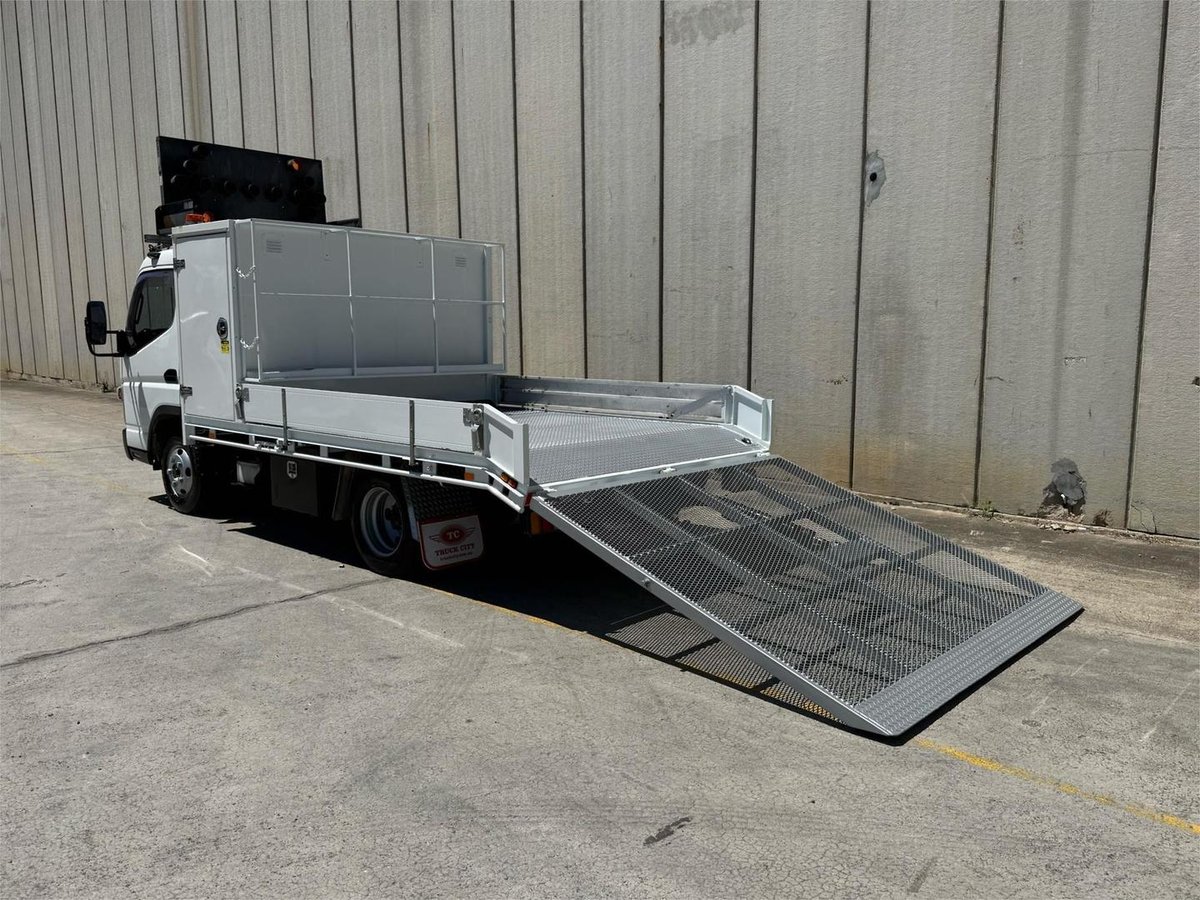2016 Fuso Canter 515 image 4