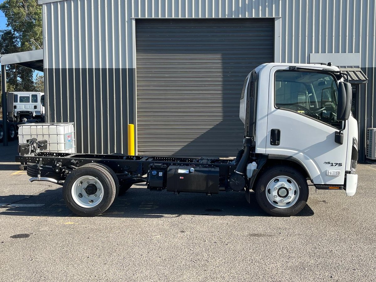 2025 Isuzu N Series image 6